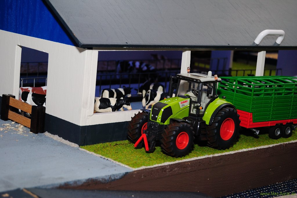 Nach dem Umbau wird der Kuhstall auf unserem Siku Bauernhof bezogen